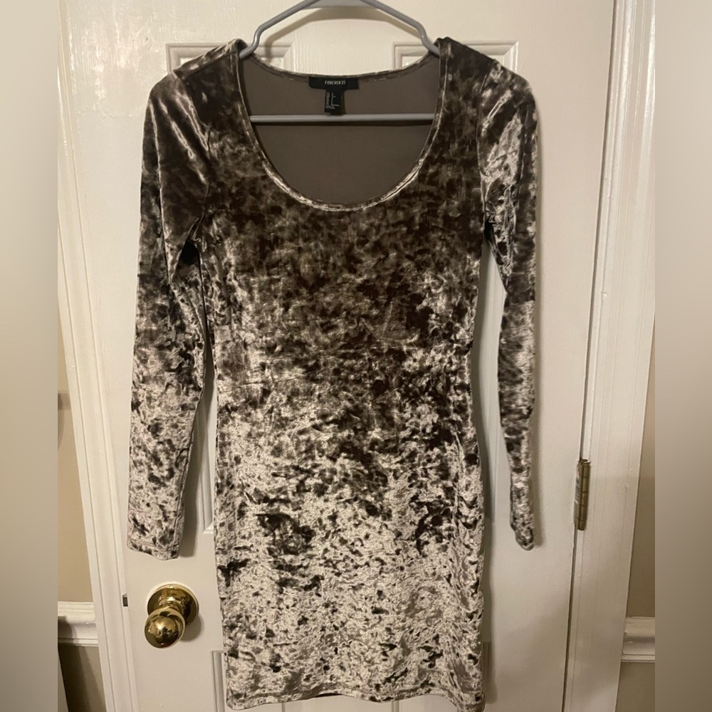 Forever 21. Green velvet Long sleeve dress. Size small.